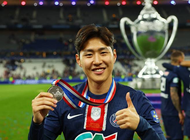 <yonhap photo-2174=""> Soccer Football - Coupe de France - Final - Paris St Germain v Stade de Reims - Stade de France, Saint-Denis, France - May 24, 2025 Paris St Germain's Lee Kang-in celebrates after winning the Coupe de France REUTERS/Denis Balibouse/2025-05-25 06:42:42/ <저작권자 ⓒ 1980-2025 ㈜연합뉴스. 무단 전재 재배포 금지, AI 학습 및 활용 금지></yonhap>