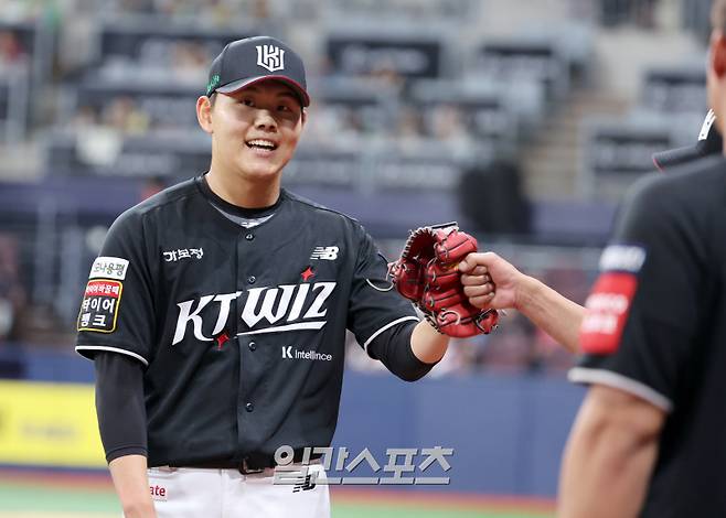25일 오후 서울 고척스카이돔에서 열린 2025 프로야구 KT 와 키움 경기. KT 선발 소형준이 7회 키움 공격을 무실점으로 막고 들어오고있다. 고척=정시종 기자 capa@edaily.co.kr /2025.05.25.