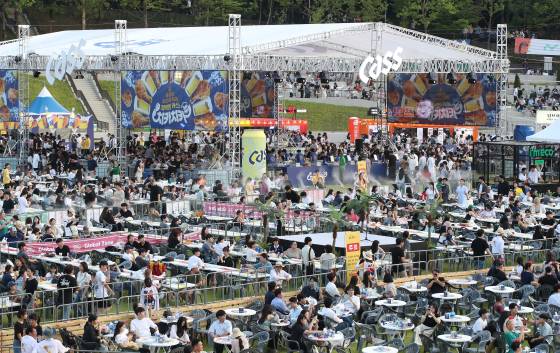 지난해 7월 3일 오후 대구 달서구 두류공원 2·28 자유광장에서 개막한 '2024 대구치맥페스티벌'을 찾은 시민들이 치킨과 맥주를 맛보며 즐거운 시간을 보내고 있다. 뉴스1