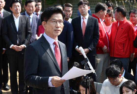 김문수 국민의힘 대통령 후보가 25일 오전 충북 옥천군 박전희 전 대통령의 부인 육영수 여사 생가를 둘러본 뒤 현안 관련 브리핑을 하고 있다. 뉴스1