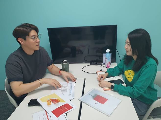 김준혁 차장(왼쪽)과 우정연 대리(오른쪽)가 IR 관련 미팅을 진행하고 있다. 성남=윤현주 기자