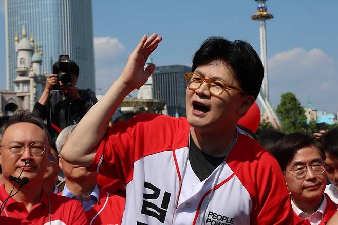 한동훈 전 국민의힘 대표가 25일 오후 서울 송파구 석촌호수에서 김문수 대통령 후보 지원 유세를 하고 있다. /사진=뉴스1
