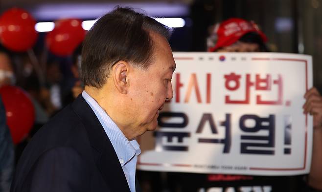 윤석열 전 대통령이 21일 서울 메가박스 동대문에서 이영돈 PD가 제작한 다큐멘터리 영화 ‘부정선거, 신의 작품인가’를 관람하기 위해 상영관으로 향하고 있다. 연합뉴스