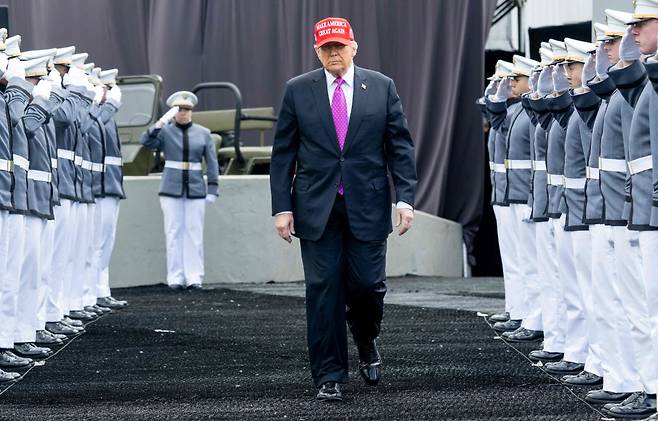육사 졸업식에도 ‘MAGA’ 모자 도널드 트럼프 미국 대통령이 24일(현지시간) 미국 뉴욕주 웨스트포인트 육군사관학교 졸업식에 참석하고 있다. AFP연합뉴스