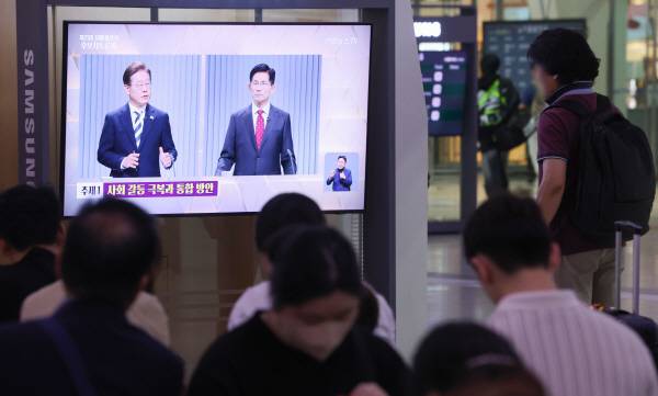 23일 서울역 대합실 TV로 제21대 대통령선거 2차 후보자 토론회가 생중계 되고 있다. 연합뉴스