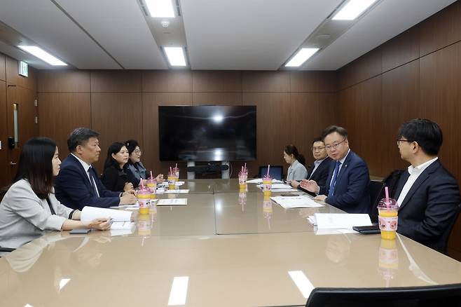 보건복지부는 지난 23일 한국장애인복지시설협회(한장협), 장애인거주시설이용자부모회(부모회)와 '장애인거주시설 정책 현안 간담회'를 개최했다. 이번 간담회는 지난 2월 국회 본회의를 통과한 '장애인의 지역사회 자립 및 주거 전환 지원에 관한 법률안'과 관련해 장애인거주시설 단체들의 의견 청취를 위해 마련됐다. 사진은 조규홍 복지부 장관(우측 앞에서 두 번째)이 간담회를 주재하는 모습. 한장협 제공