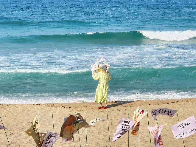 배우 박정자가 25일 오후 강릉시 사천면 산대월리 순포해변에서 영화 ‘청명과 곡우 사이’ 마지막 장면을 찍고 있다. 박정자가 작은 상여를 안고 바다를 바라보고 있다.