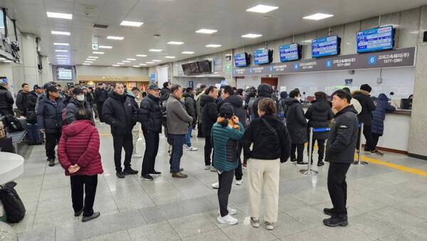 인천항연안여객터미널 매표소에 시민들이 줄지어 서있다. 옹진군 제공