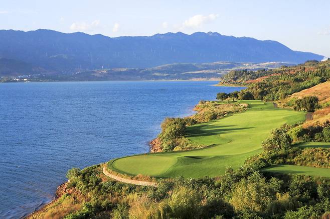 아름다운 호수 뷰 골프장.