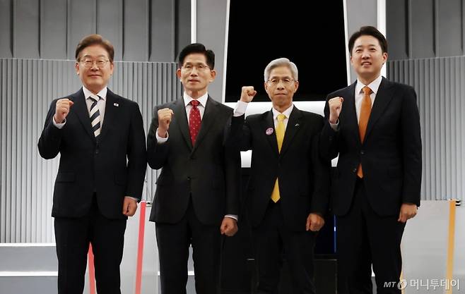 23일 서울 영등포구 KBS본관 스튜디오에서 열린 중앙선거방송토론위원회 주관 제21대 대통령선거 2차 후보자 토론회 시작에 앞서 각 정당 대선후보들이 기념촬영을 하고 있다. 왼쪽부터 이재명 더불어민주당, 김문수 국민의힘, 권영국 민주노동당, 이준석 개혁신당 대선후보. 2025.05.23. /사진=뉴시스 /사진=