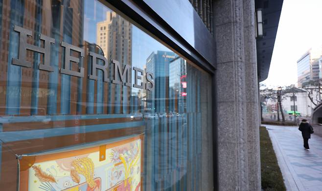 도널드 트럼프 미국 대통령이 유럽연합산 제품에 대해 50%의 관세를 부과하겠다고 발표하자 에르메스, LVMH, 케어링 등 유럽 주요 명품 기업들의 주가가 일제히 하락했다. 사진은 서울 시내 한 에르메스 매장 모습. /사진=뉴시스