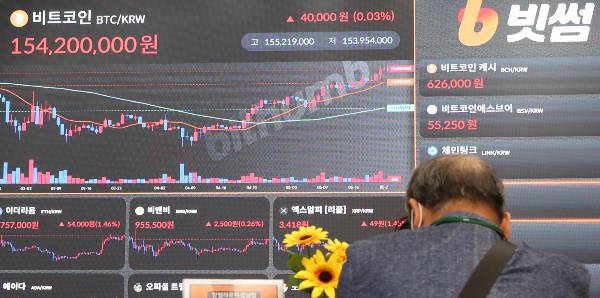 비트코인이 11만달러 아래로 떨어졌다. 사진은 비트코인이 연일 상승하며 역대 최고가를 기록한 지난 23일 서울 강남구 빗썸 라운지 전광판에 비트코인 시세가 표시되고 있는 모습. /사진=뉴시스