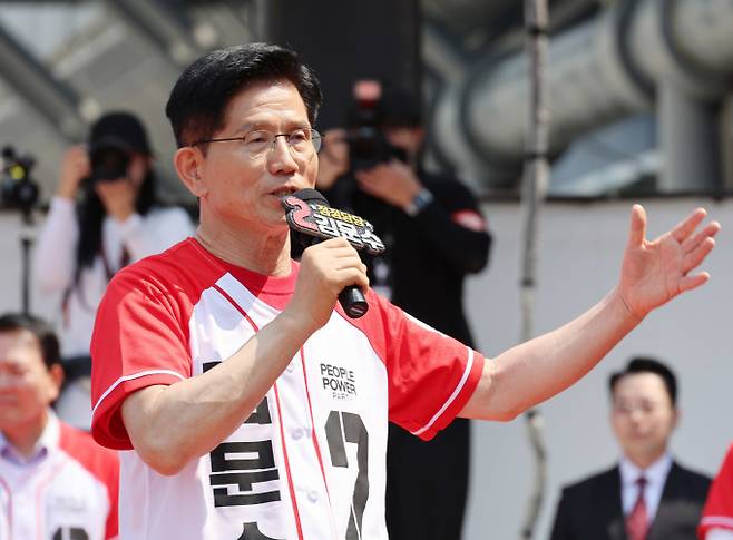 김문수 국민의힘 대통령 후보가 25일 오후 충남 보령시 대천역 광장에서 유세를 하고 있다. /사진=공동취재