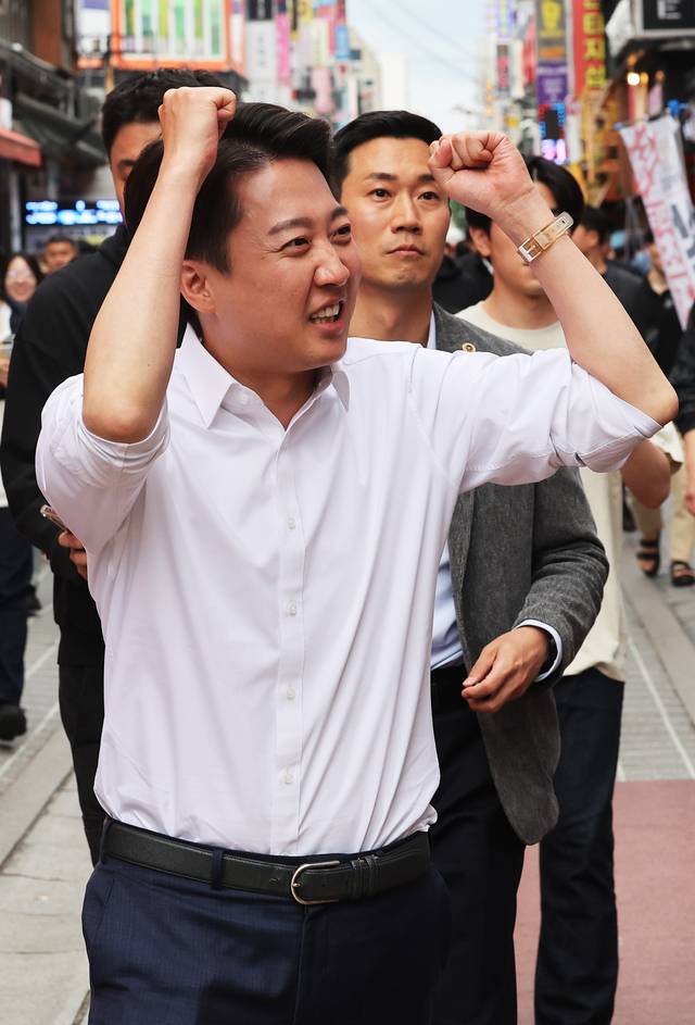 이준석 개혁신당 대선 후보가 24일 경기도 수원시 팔달구 수원역 로데오거리에서 시민들에게 인사하고 있다. 연합뉴스