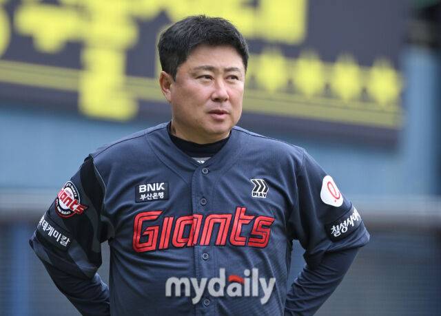 27일 오후 서울 잠실야구장에서 진행된 '2025 프로야구 KBO리그' 두산 베어스와 롯데 자이언츠의 경기. 롯데 김태형 감독이 경기전 선수들을 지켜보고 있다./마이데일리