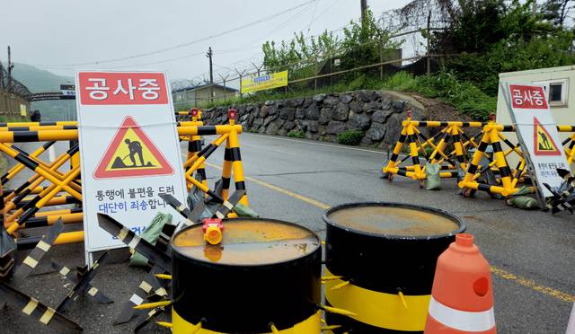 육군이 경기 파주시 파평면 두포리와 민간인통제구역 내 농경지를 잇는 전진교 보강 공사를 이유로 6월30일까지 차량 통행을 전면 통제하고 있다.