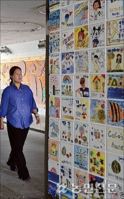 2006∼2015년 강릉단오제에 참여한 방문객들이 그린 1만개의 타일 작품이 노암동 단오타운 인근 벽면에 전시돼 있다.