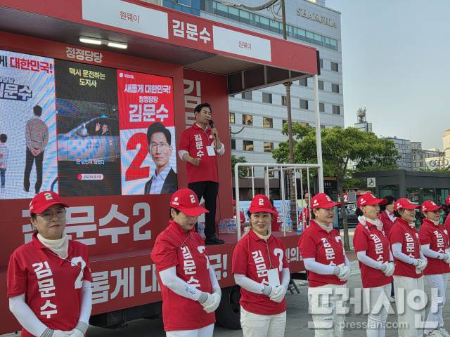 ▲25일 오후 4시30분 전남 목포시 평화의 광장에서 열린 국민의힘 전남 선거대책위원회의 주말 집중유세 현장에서 김화진 총괄선대위원장이 김문수 후보에 대한 지지를 호소하고 있다.ⓒ프레시안(박아론)