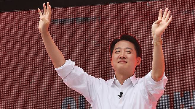 개혁신당 이준석 대선 후보가 24일 경기도 수원시 팔달구 수원역 로데오거리에서 시민들에게 인사하고 있다.