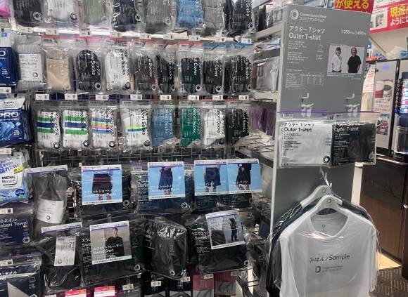 일본 편의점 패밀리마트의 ‘컨비니언스웨어’ 진열대. 양말부터 티셔츠, 스웨트셔츠까지 다양한 제품군의 의류가 진열돼 있다. 도쿄 명희진 특파원