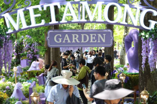 22일 서울 동작구 보라매공원에서 열린 ‘2025 서울국제정원박람회’에 조성된 등나무 터널이 관람객으로 붐비고 있다. 연합뉴스