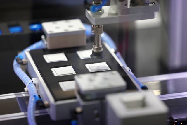 2월 19일 서울 강남구 코엑스에서 열린 국내 최대 규모의 반도체 박람회 ‘세미콘 코리아 2025’에 참가한 한 업체 부스에서 피에조 밸브 조절 장치를 이용한 반도체 이송 장비 시연이 진행되고 있다. 연합뉴스