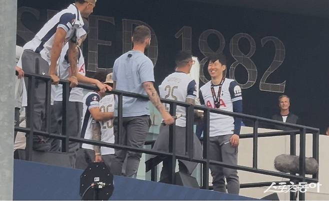 토트넘 주장 손흥민(오른쪽)이 24일(한국시간) 24일(한국시간) 런던 토트넘 홋스퍼 스타디움 인근에서 진행된 버스 퍼레이드에서 UEL 우승 트로피를 들고 기뻐하고 있다. 런던|허유미 통신원