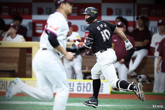 KT 황재균이 25일 고척 키움전 3회초 결승 1타점 적시타를 치고 1루로 뛰고 있다. 사진제공|KT 위즈