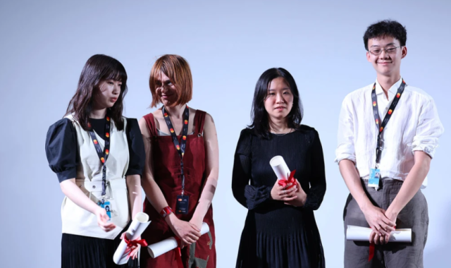 허가영(왼쪽 세번째) 감독이 칸 국제영화제 ‘라 시네프’ 부문에서 1등상을 받은 후 2·3등상 수상자들과 기념촬영을 하고 있다. 사진제공|칸 국제영화제