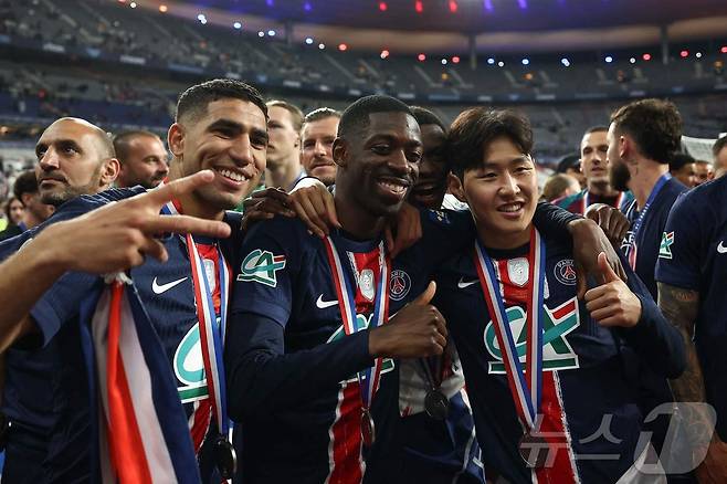 PSG 이강인이 25일 쿠프 드 프랑스 결승에서 승리 후 팀 동료 아슈라프 하키미, 우스만 뎀벨레와 함께 포즈를 취하며 기뻐하고 있다. AFP연합뉴스