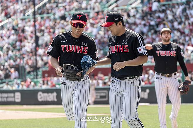 LG 송승기가 25일 인천 SSG전에서 이닝을 마무리한 뒤 동료들과 하이파이브하며 더그아웃으로 향하고 있다. LG트윈스 제공