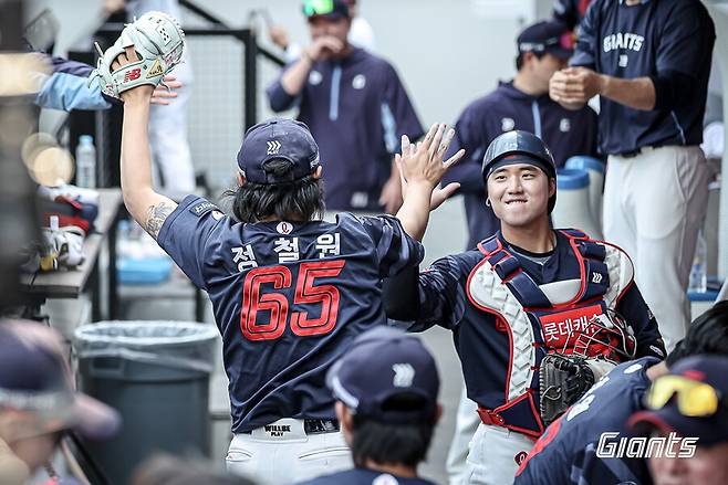 ▲ 롯데 정철원이 9회말 만루 위기를 극복하고 손성빈과 하이파이브를 나누고 있다. ⓒ롯데 자이언츠