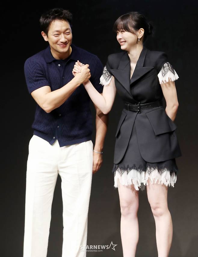 배우 손석구, 김다미가 14일 오전 서울 종로구 JW메리어트 동대문에서 열린 디즈니+ 오리지널 시리즈 '나인 퍼즐' (감독 윤종빈) 제작발표회에 참석해 포즈를 취하고 있다. /2025.05.14 /사진=김휘선 hwijpg@