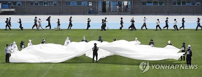 구미 아시아육상 일주일 앞으로 (구미=연합뉴스) 김현태 기자 = 2025 구미 아시아육상경기선수권대회 개최를 일주일 앞둔 20일. 구미시민운동장에서 개막공연 리허설이 한창이다. 2025. 5.20 mtkht@yna.co.kr
