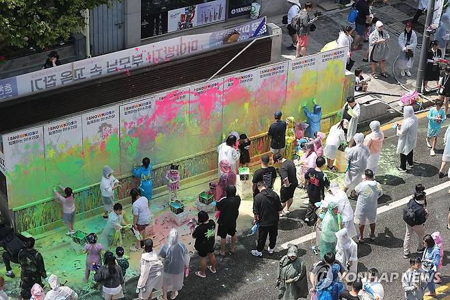 춘천 도심 적신 '아!水(수)라장' (춘천=연합뉴스) 강태현 기자 = 25일 오후 강원 춘천시 중앙로 일대에서 춘천마임축제 개막행사인 '아!水(수)라장'이 열리고 있다. 2025.5.25 taetae@yna.co.kr