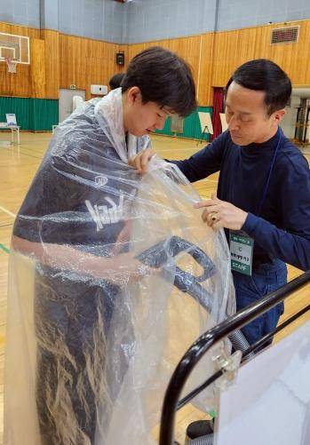 장길수 해설사<오른쪽>가 학생과 체험 프로그램을 진행하는 모습. <장길수씨 제공>