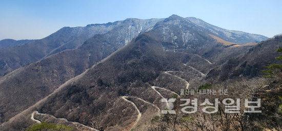 ▲ 간월산에서 바라본 신불산.