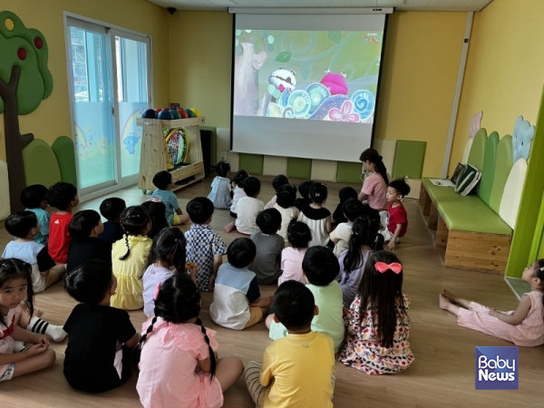 어린이들이 구강건강 인형극을 관람하고 있다. ⓒ구로구