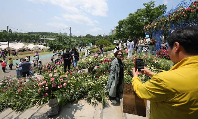 25일 서울 동작구 보라매공원에서 열린 2025 서울국제정원박람회를 찾은 시민들이 정원을 만끽하고 있다. (사진=뉴시스)