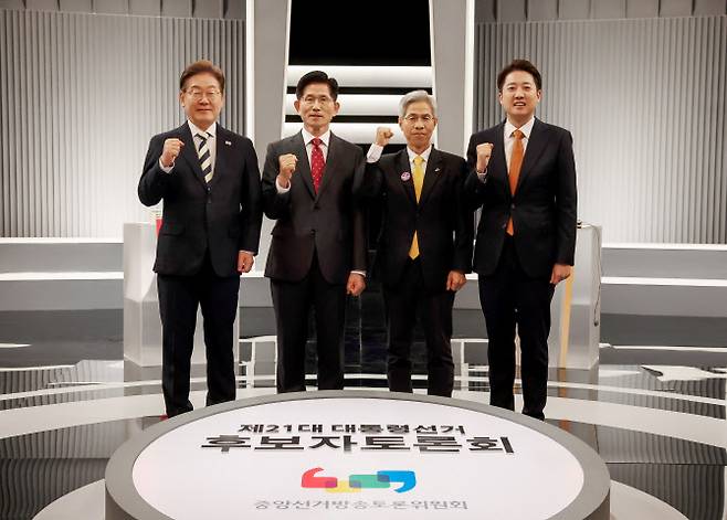 더불어민주당 이재명·국민의힘 김문수·민주노동당 권영국·개혁신당 이준석 대선후보가 23일 서울 영등포구 여의도 KBS 스튜디오에서 열린 제21대 대선 2차 후보자 토론회 시작에 앞서 기념 촬영하고 있다. (사진=연합뉴스)