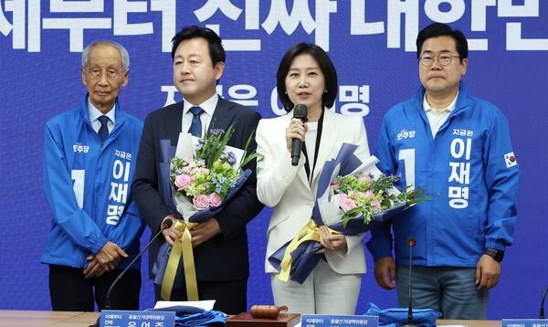 더불어민주당 박찬대 대표 직무대행 겸 원내대표(오른쪽)와 윤여준 총괄선대위원장(왼쪽)이 26일 서울 여의도 당사에서 열린 중앙선거대책위원회의에서 입당한 허은아(오른쪽 두번째), 김용남 전 의원의 발언을 듣고 있다. 2025.5.26 / 연합뉴스