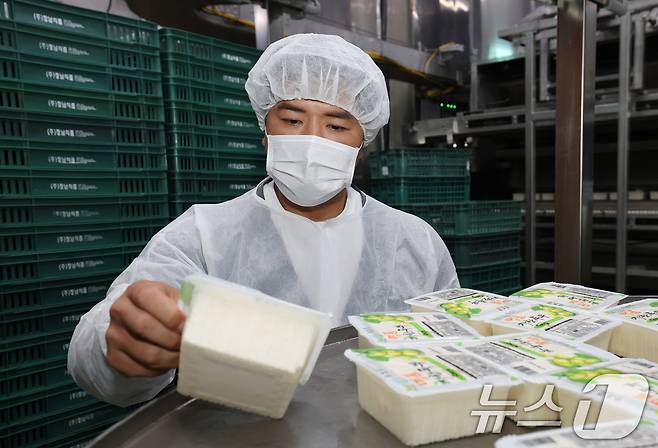 김석현 정남식품 대표이사가 경기 화성시 정남식품 제1공장에서 생산라인을 둘러보고 있다. 2025.5.19/뉴스1 ⓒ News1 김영운 기자