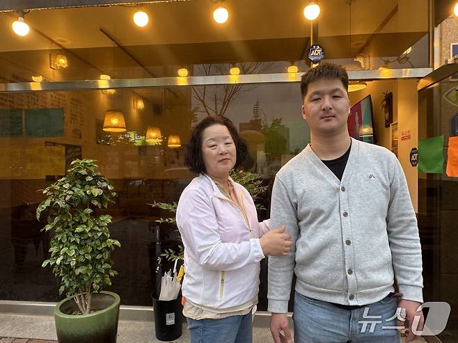 전북 전주시 완산구 효자동에서 호프집을 운영하는 이옥자(69), 최현호(39) 씨 모자의 모습 ⓒ News1 장수인 기자