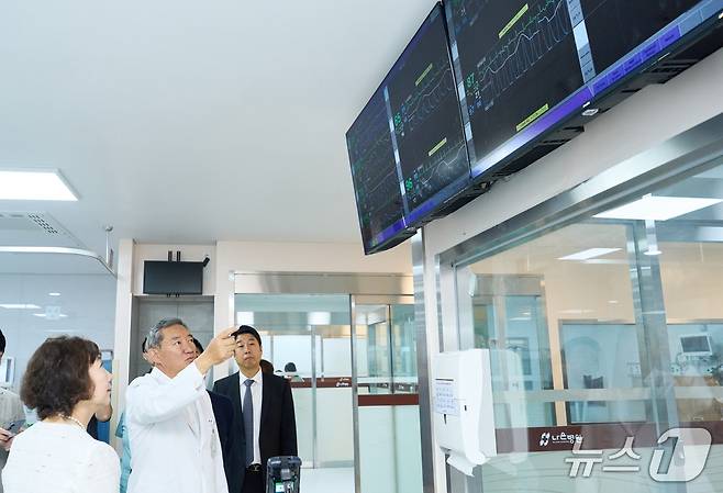 하헌영 인천나은병원장(왼쪽 두 번째)와 병원 의료진들이 병동에 설치되어 있는 씽크 모니터를 살펴보고 있다.(대웅제약 제공)/뉴스1