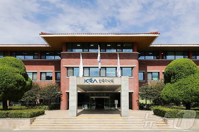 한국마사회 본관 (한국마사회 제공)