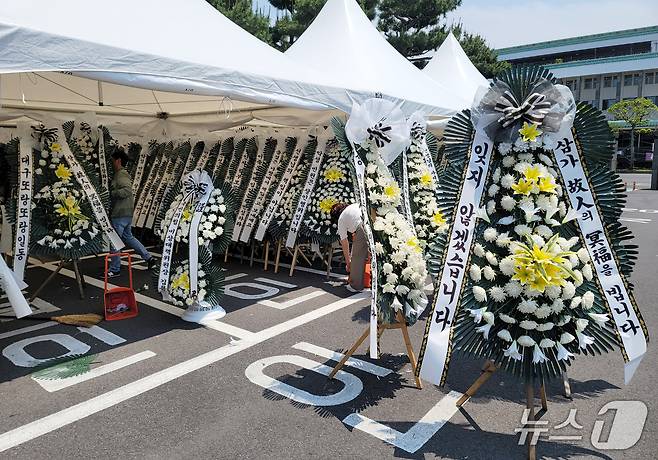 26일 오전 제주도교육청 분향소에 전국에서 보내온 화환이 계속해서 도착하고 있다. 2025.5.26/뉴스1