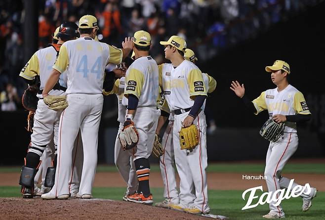 한화 선수들이 7일 대전 한화생명 볼파크에서 열린 2025 KBO리그 삼성전 승리로 9연승을 달성한 후 하이파이브를 하고 있다. 사진 | 한화 이글스