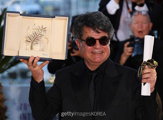 자파르 파나히 감독이 '잇 워즈 저스트 언 액시던트'로 제78회 칸 영화제에서 황금종려상을 수상했다. ⓒGettyimagesKorea