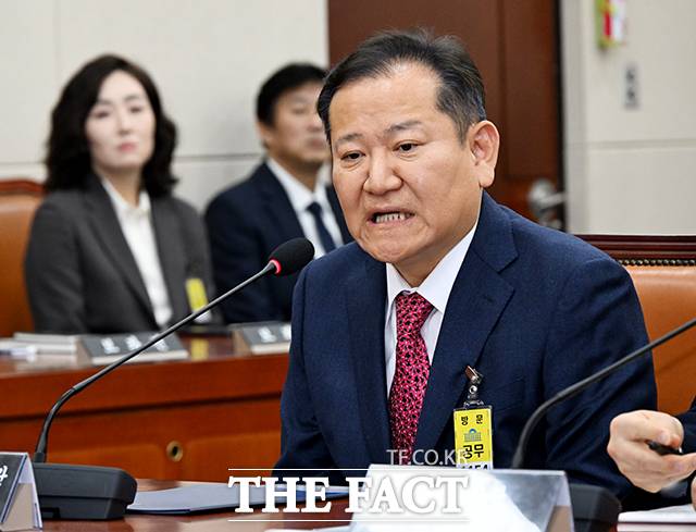 이상민 전 행정안전부 장관이 22일 오후 서울 여의도 국회에서 열린 윤석열정부의 비상계엄선포를 통한 내란혐의 진상규명 국정조사특별위원회(국조특위) 청문회에 참석해 의원들의 질의에 대한 답변을 거부하고 있다./배정한 기자