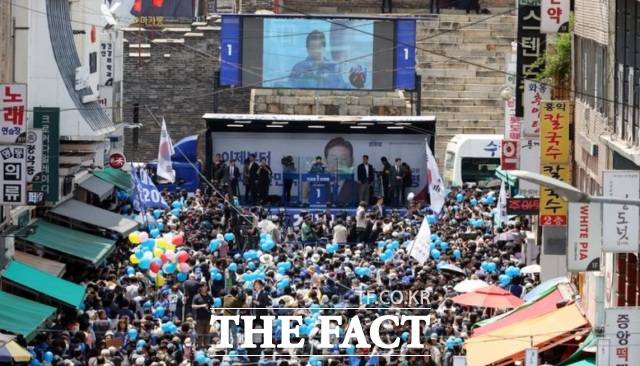 이재명 더불어민주당 대선 후보가 26일 경기 수원시 팔달문 영동시장 입구에서 열린 집중유세에서 시민들에게 지지를 호소하고 있다. /뉴시스